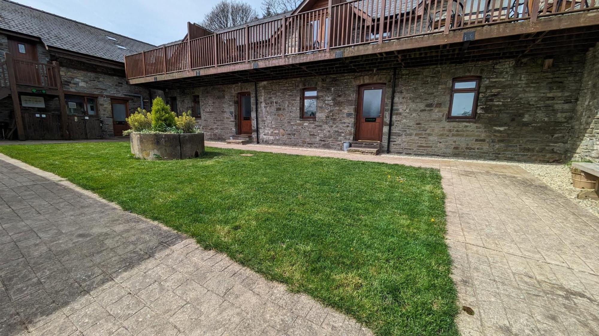 Vale Farm Cottages 布雷肯 外观 照片